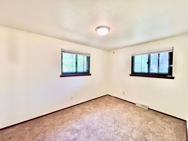 Building Photo - 2 Bedroom/2 Bath Spacious Brick Ranch Styl...
