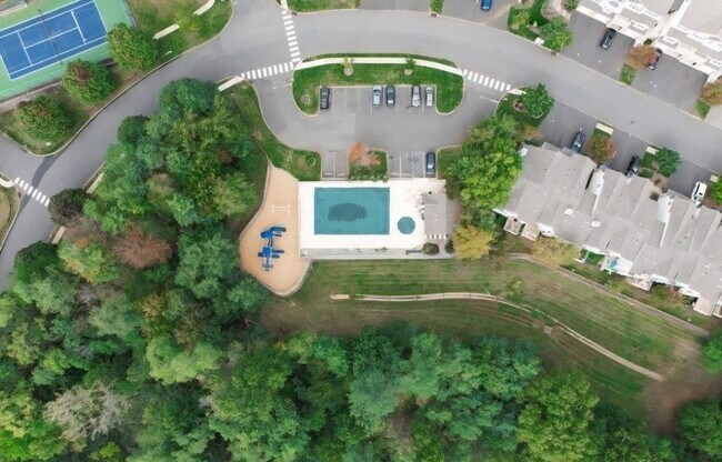 Building Photo - 1092 Shadowlawn Dr