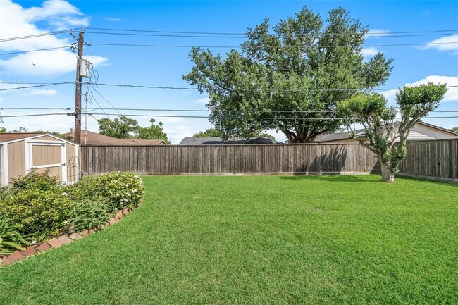 Building Photo - 2523 Droxford Dr
