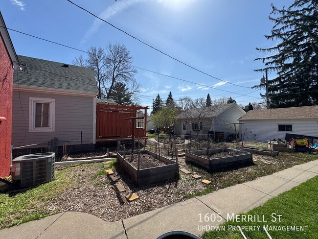 Building Photo - 1605 Merrill St