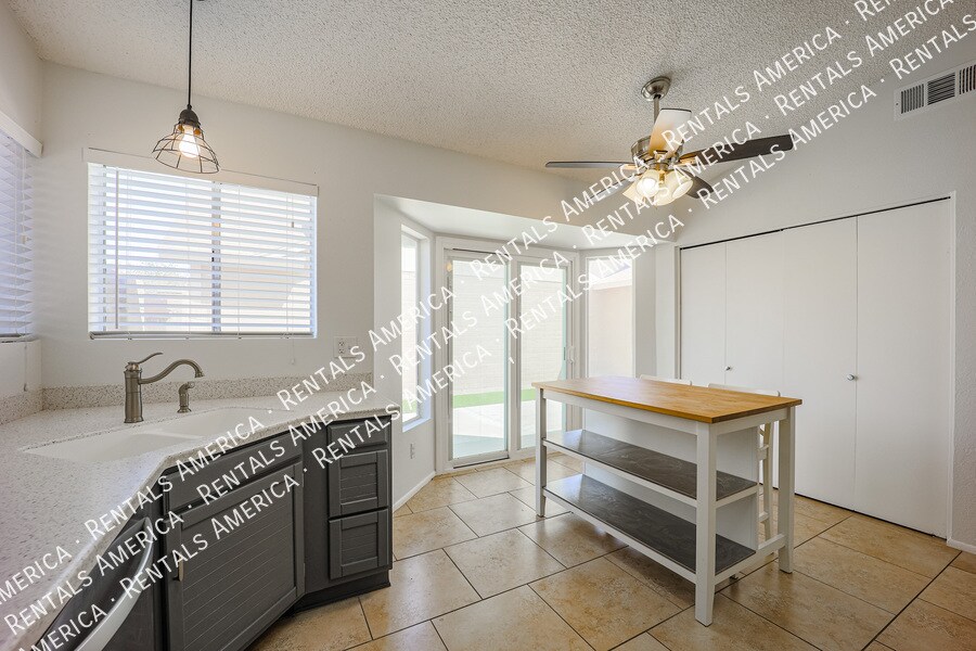 Building Photo - 1055 N Recker Rd