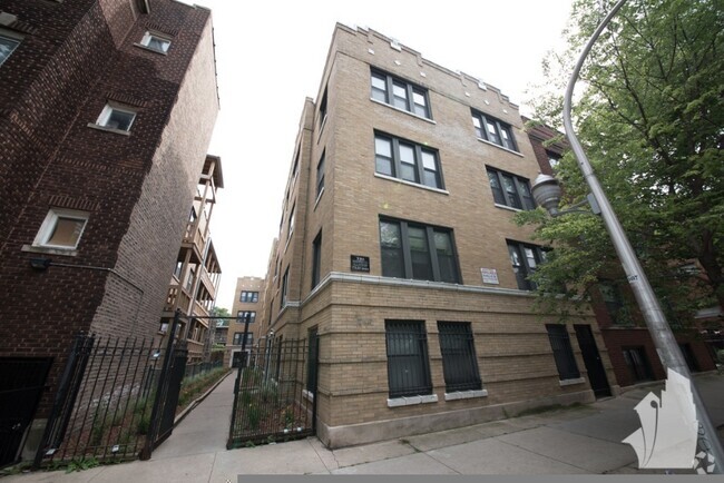 Building Photo - 837 W Cornelia Ave