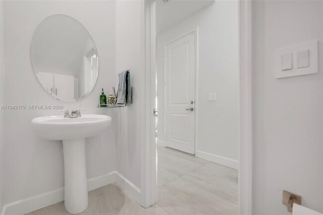 Building Photo - 1827 Lake Cove Dr