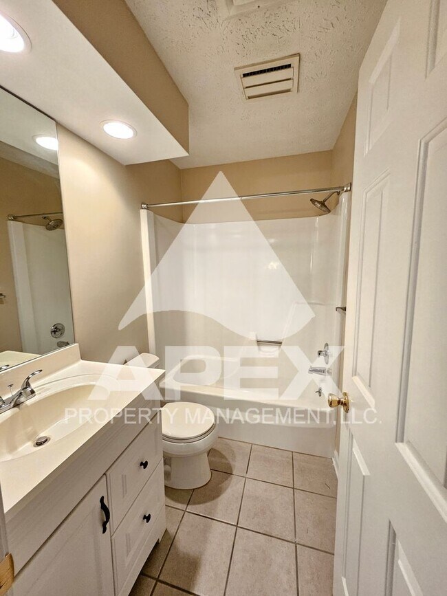 Building Photo - Spacious 3 Bd 2.5 Ba Condo w/Carport in heart of West Knox!