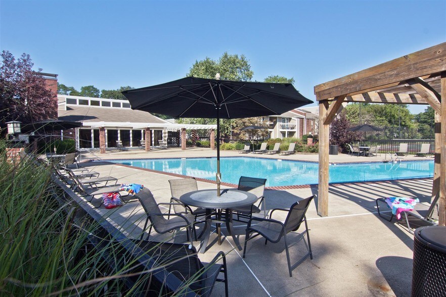 The Grove at Lyndon 7716 Sundance Dr Louisville KY 40222 Apartment