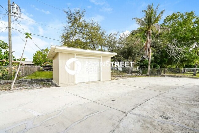 Building Photo - 3 Bedroom Pet-Friendly Home in Fort Myers, FL with Main Street Renewal