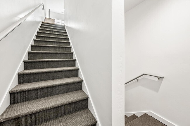 Building Photo - Modern 2-Bed Townhouse... Ideal for Professionals or Travelers