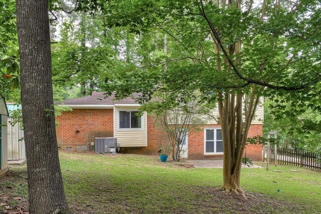 Building Photo - 303 Meadowlake Dr