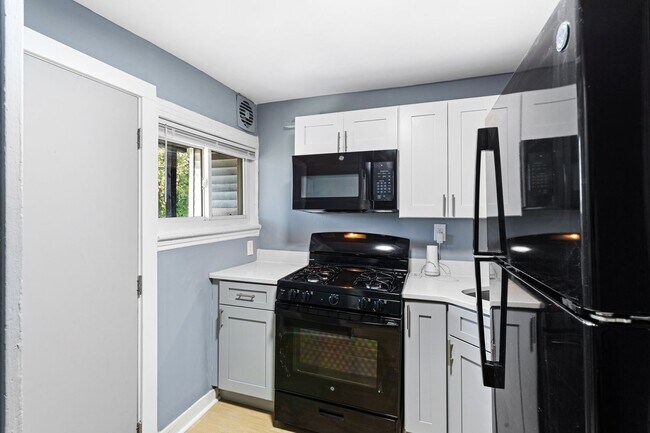 Building Photo - 2BR/1BA | Bonus Attic + Yard | Fast Approval