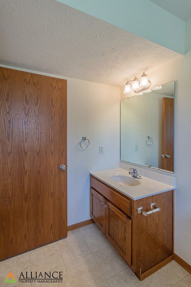 Building Photo - Spacious Duplex ~ Open Kitchen with Breakfast Bar!