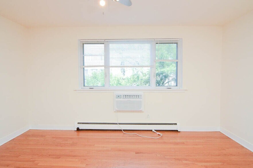 Building Photo - 630 W Wrightwood Ave