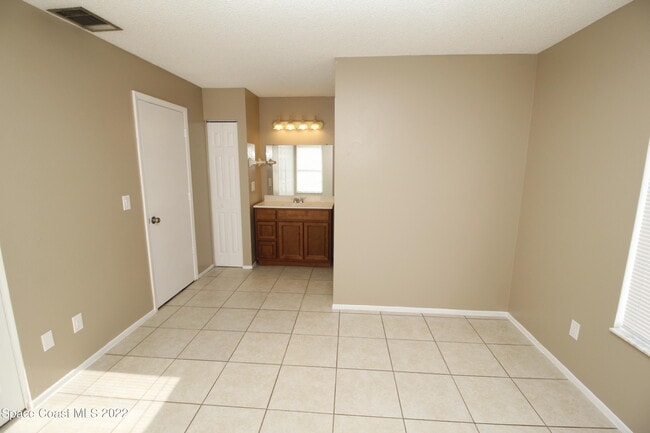 Building Photo - 1021 Abada Ct NE