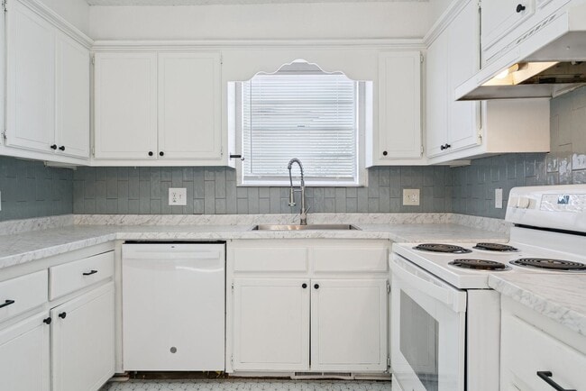 Building Photo - 3-Bedroom Home Near Dining, Shopping & Broadway Extension