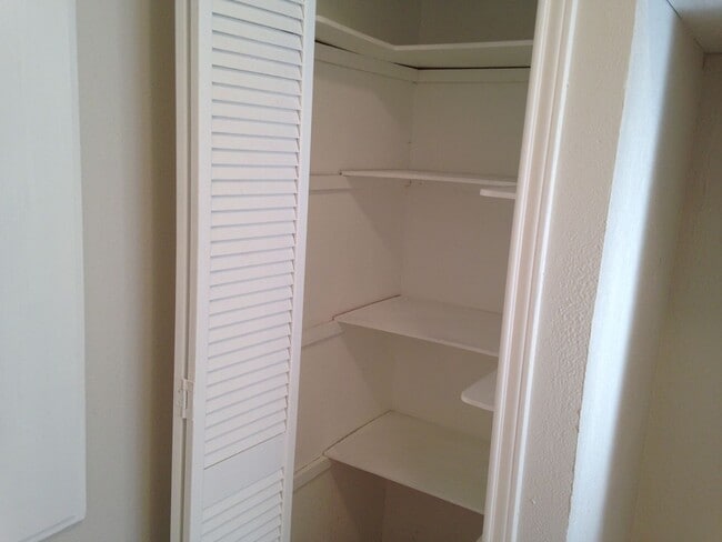 Building Photo - 410 Deepwood Dr