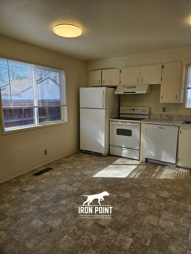 Building Photo - North Boise Duplex w/2 beds, 1bath, W/D, and Covered Parking