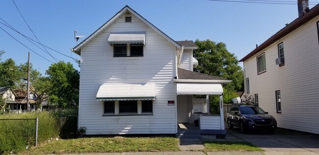 Building Photo - 3052 Sackett Ave