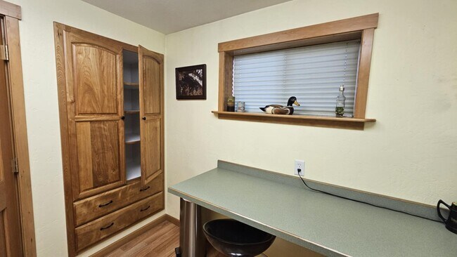 Building Photo - Losleben- House with large yard fully furnished Available Nov 1st - May 31st