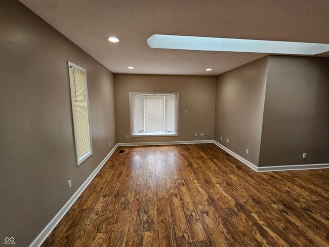 Building Photo - 945 Fox Hill Dr