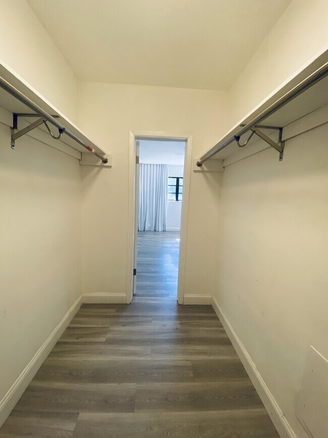 Building Photo - 1101 Bay Dr