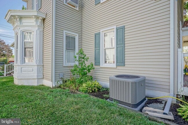 Building Photo - 20 Dickinson St