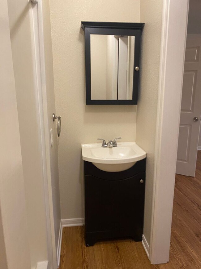 Building Photo - CUTE 2 BEDROOM