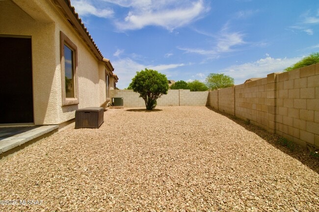 Building Photo - 486 E Camino Del Abeto
