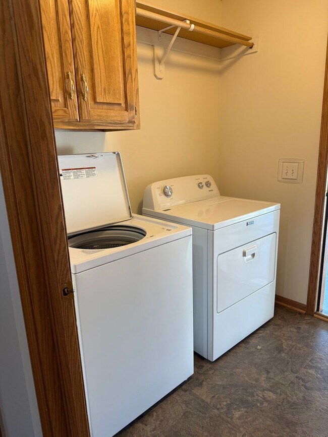 Building Photo - 2110 John St