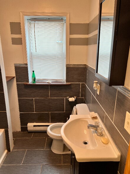 Building Photo - 2512 W Oxford St