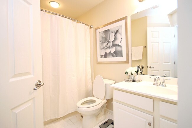 Building Photo - Small Pet-Friendly End-Unit Pantops Townhome