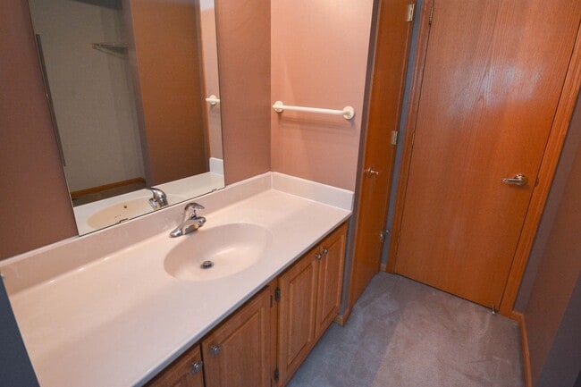 Building Photo - Hard to find end unit townhome with 2 car garage!