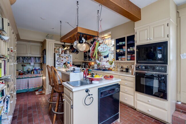 Building Photo - Historic Charm Meets Modern Comfort: Your Downtown Oasis Awaits!