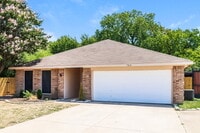 Building Photo - 704 Mimosa Trail