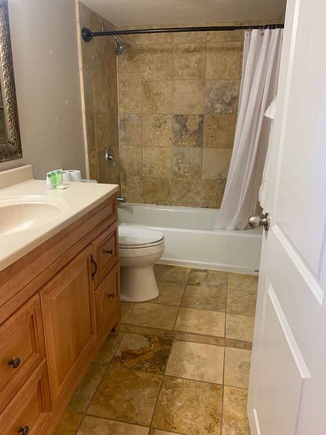 Building Photo - STUNNING 4 bd. 2 bath Executive Sunnyside ...