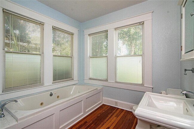 Building Photo - 310 E Idlewild Ave