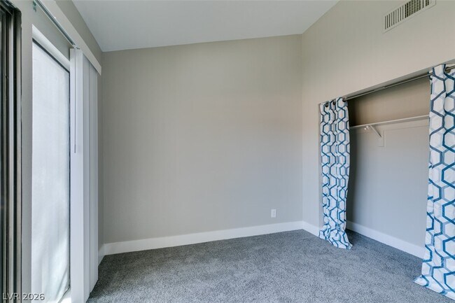 Building Photo - 930 N Sloan Ln