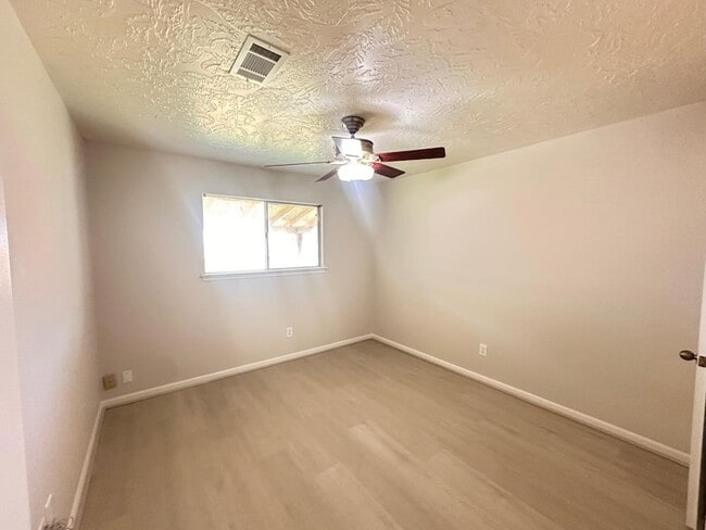Building Photo - 219 Kings Ct