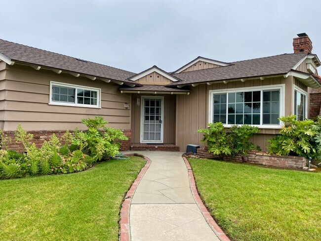 Building Photo - Rustic Spacious Home with Large Yard Boasting Timeless Character – 3 Bed, 2.5 Bath