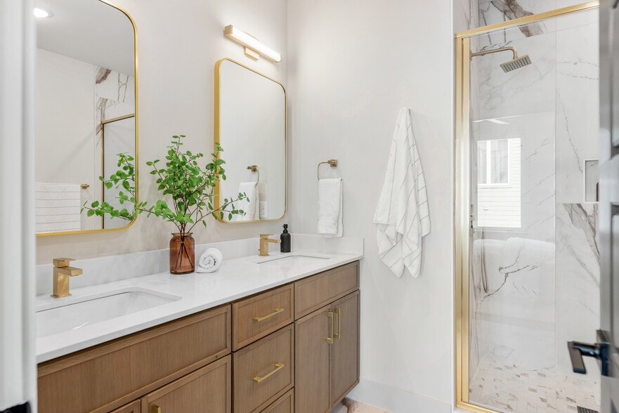 Building Photo - 1043 E Trinity Ln