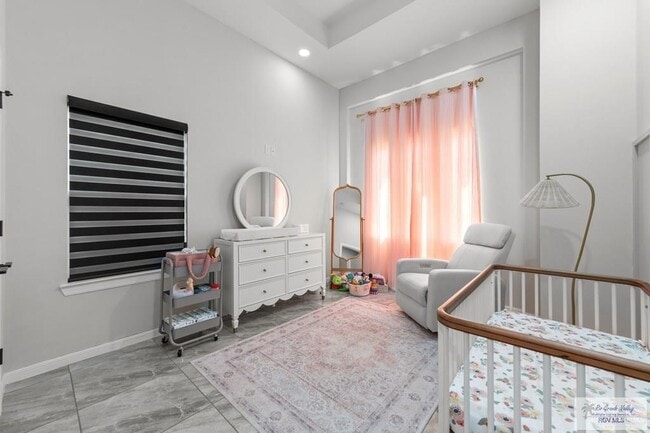 Building Photo - 29 N Queen Palm