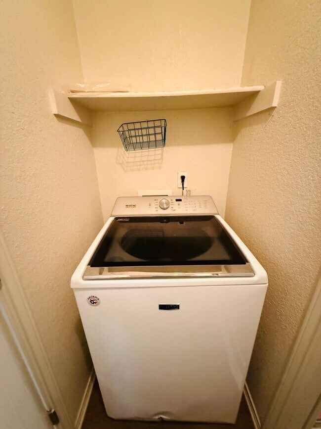 Building Photo - 2801 Lucille Dr