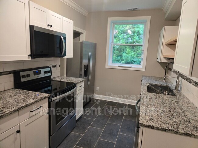 Building Photo - 545 Lakeview Dr
