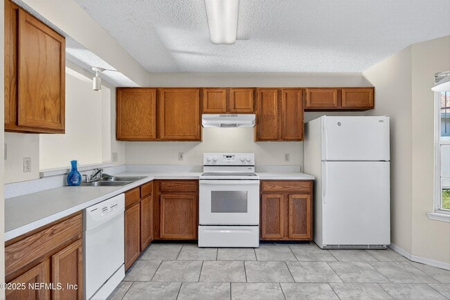 Building Photo - 11170 Wandering Oaks Dr