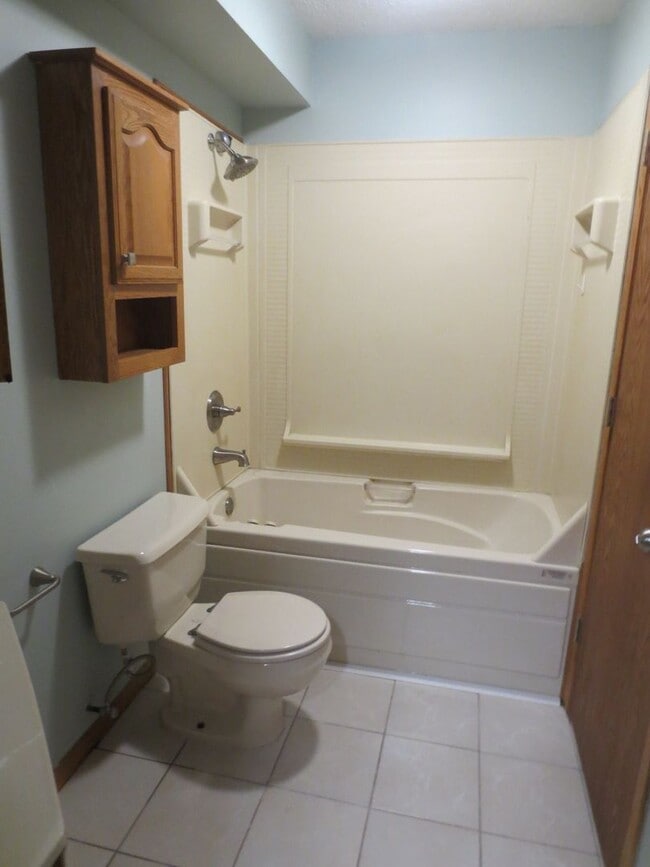 Building Photo - Charming 2 Bedroom Townhome in Cottage Gro...