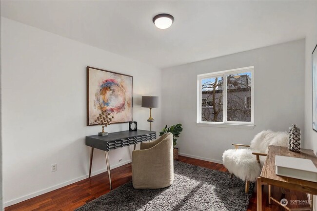 Building Photo - Beautiful Capitol Hill Condo - Utilities a...