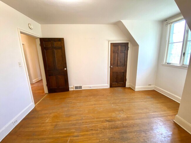 Building Photo - Stunning Historic 4 Bed Home Near NDSU