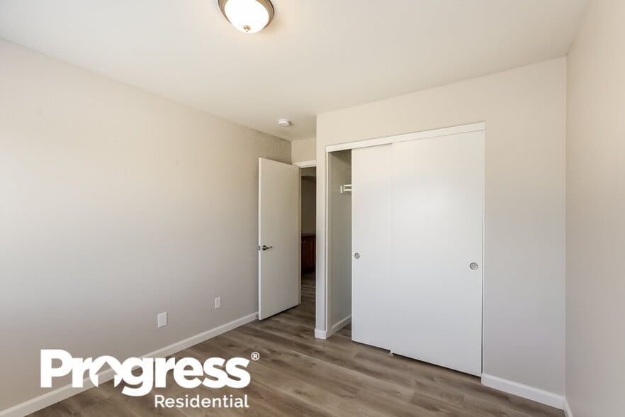 Building Photo - 5414 W Huntington Dr