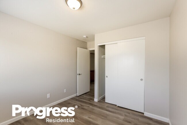 Building Photo - 5414 W Huntington Dr