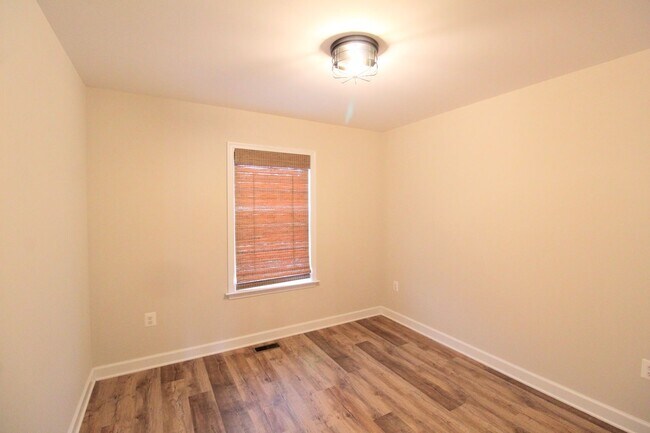 Building Photo - Large 3 level large end unit townhome with...