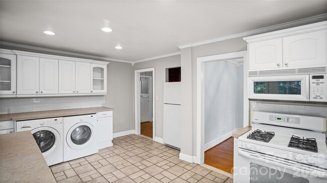 Building Photo - 2126 Arnold Dr