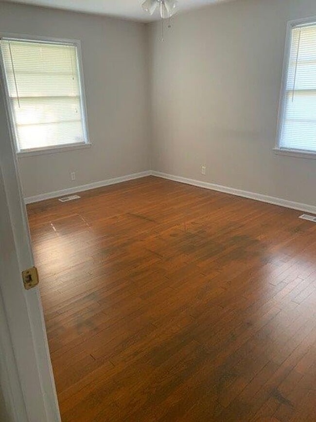 Building Photo - Nice 3 Bed 2 Bath Available Fall 2025!